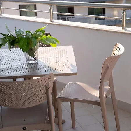 Lulu - Sunflower Apartment Golem (Tirana)