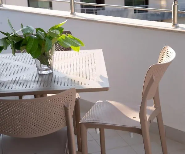 Lulu - Sunflower Apartament Golem (Tirana)